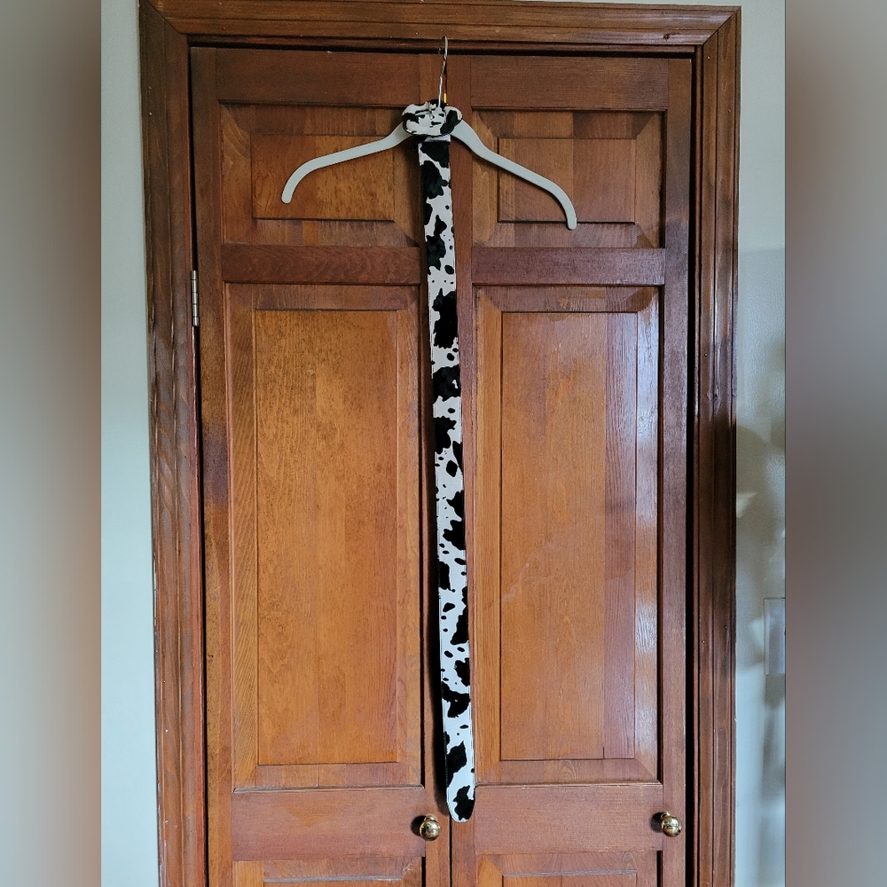 Lisa Says Gah cow print faux fur flower buckle belt